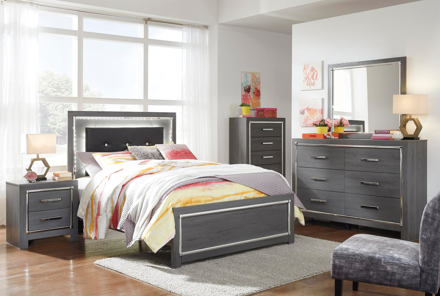 Cama Lodanna con paneles completos, tocador con espejo, cómoda y mesita de noche