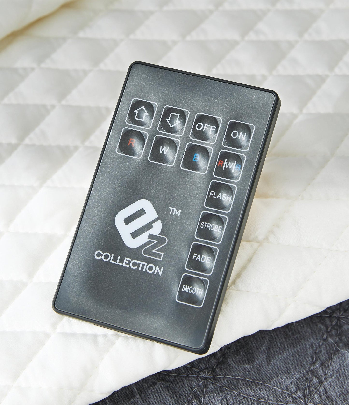 Cama Lodanna con paneles completos, tocador con espejo, cómoda y mesita de noche