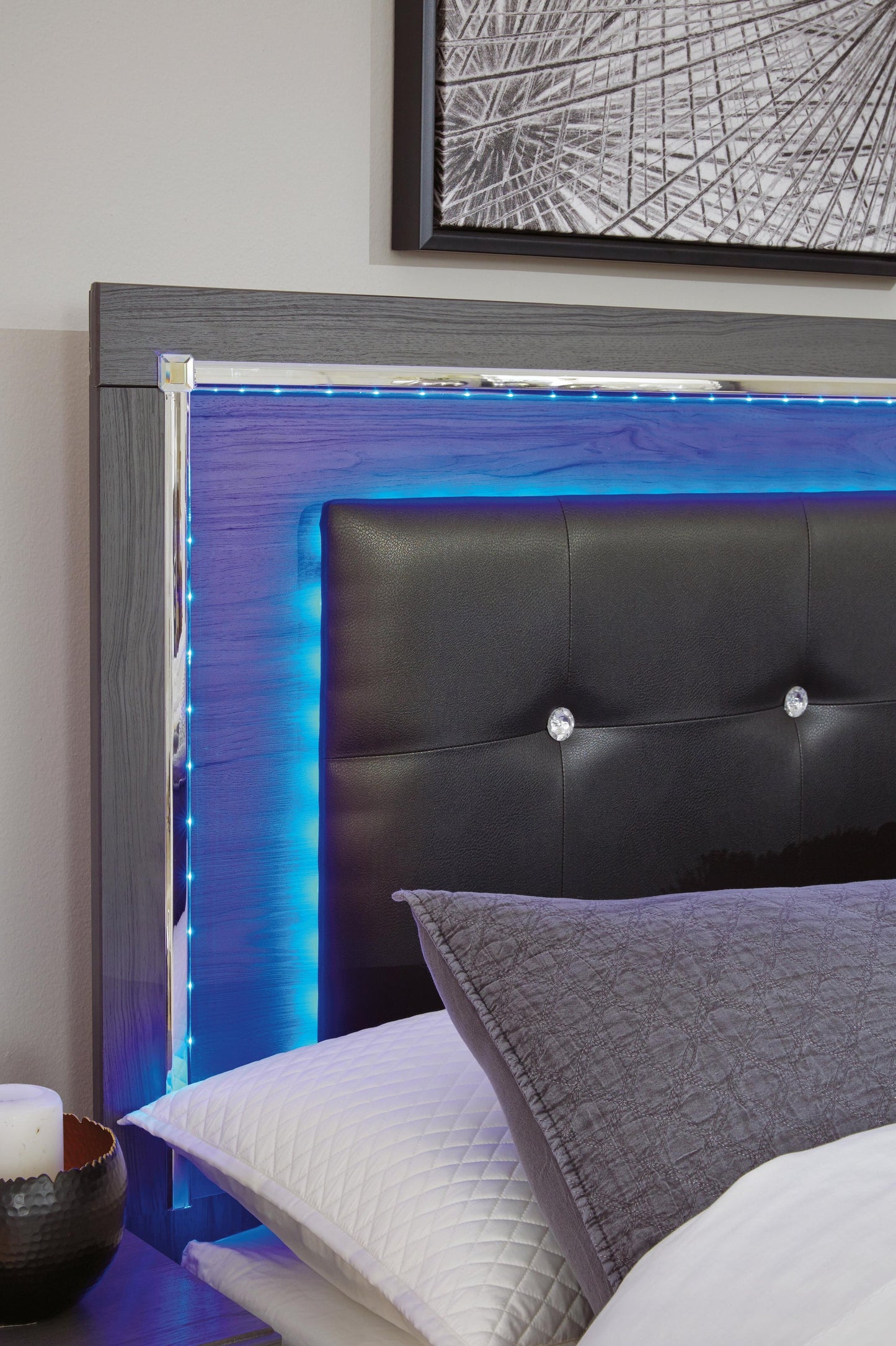 Cama Lodanna con paneles completos, tocador con espejo, cómoda y mesita de noche