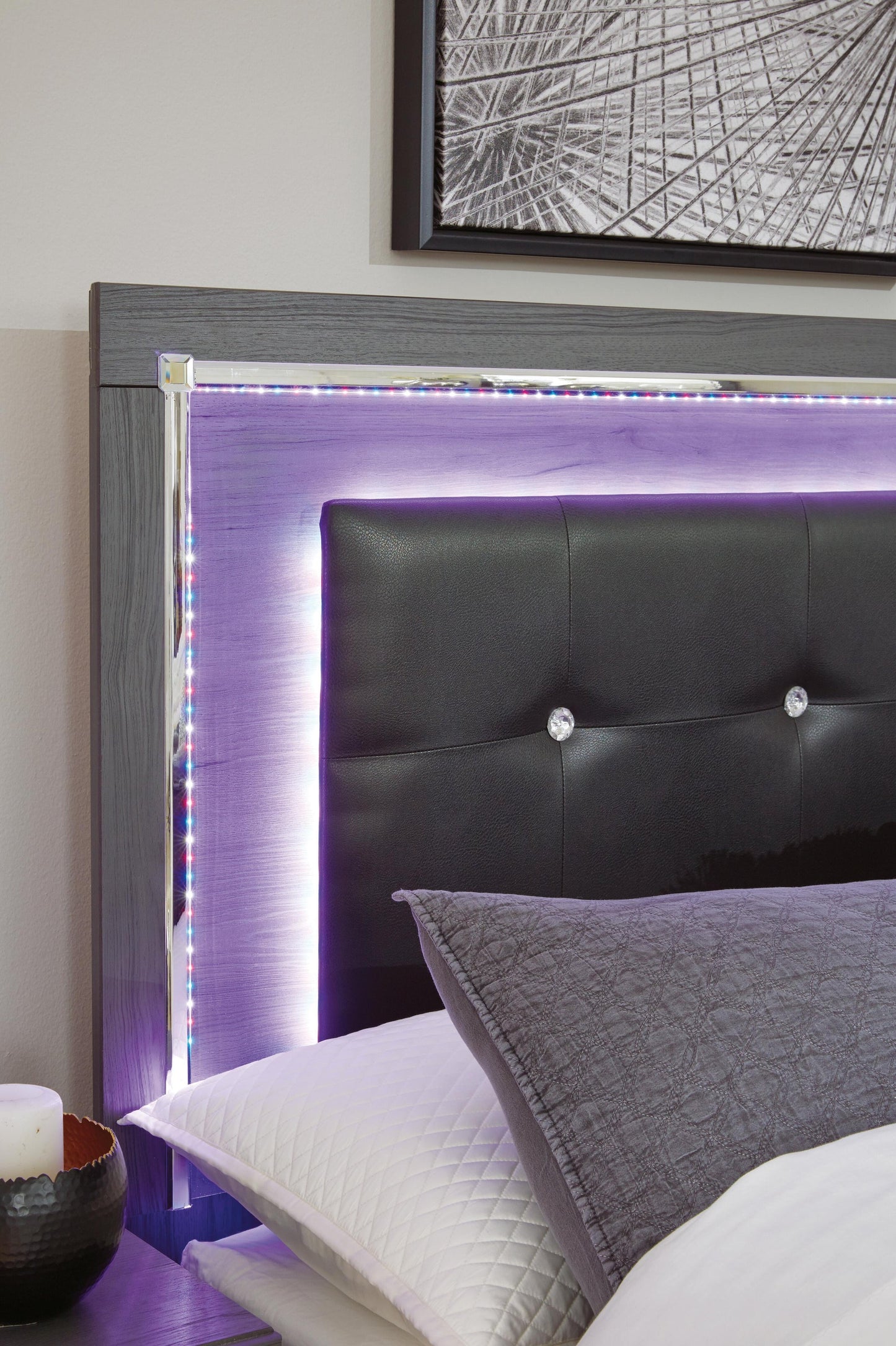 Cama Lodanna con paneles completos, tocador con espejo, cómoda y mesita de noche