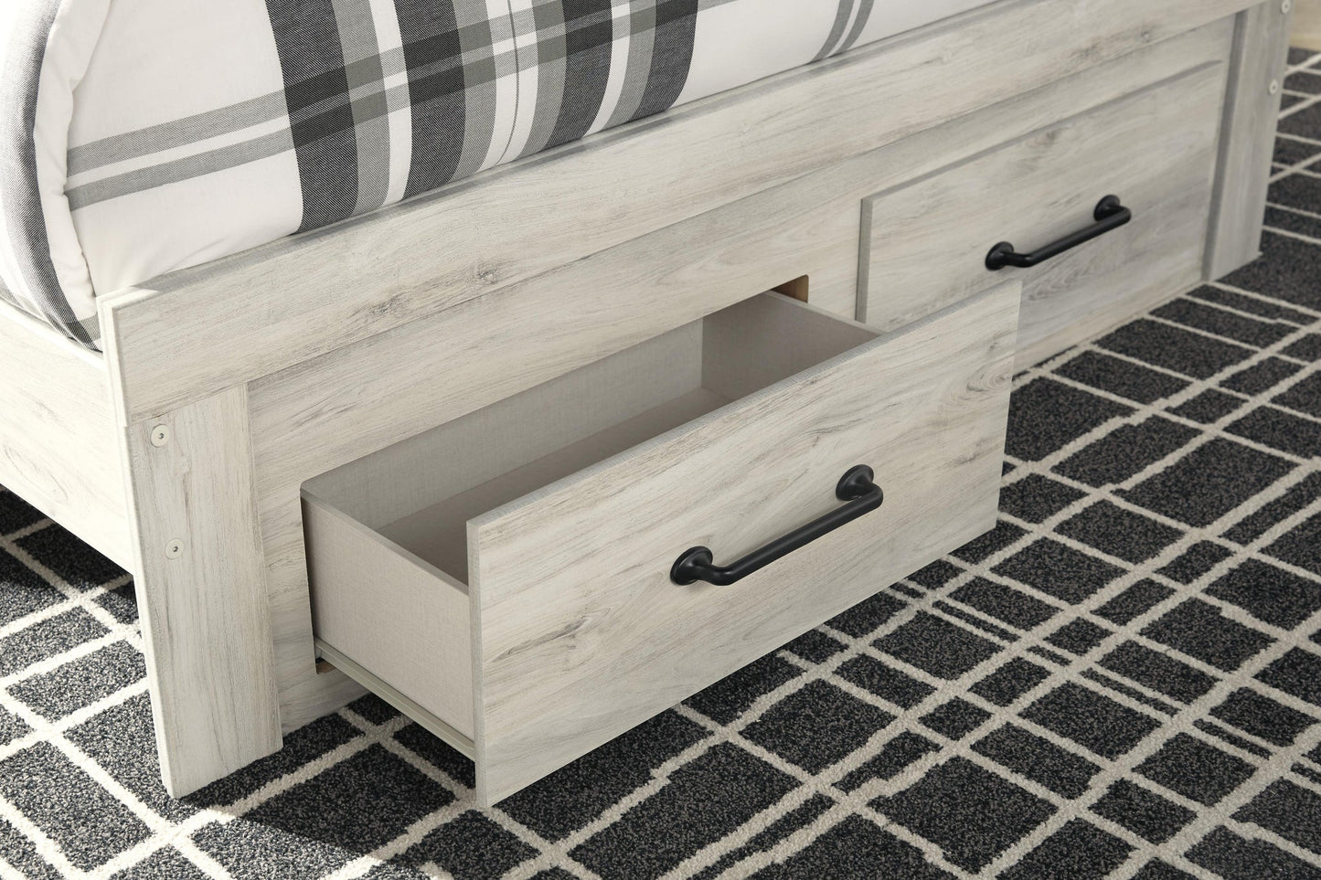 Cama Queen Cambeck con dos cajones y tocador con espejo