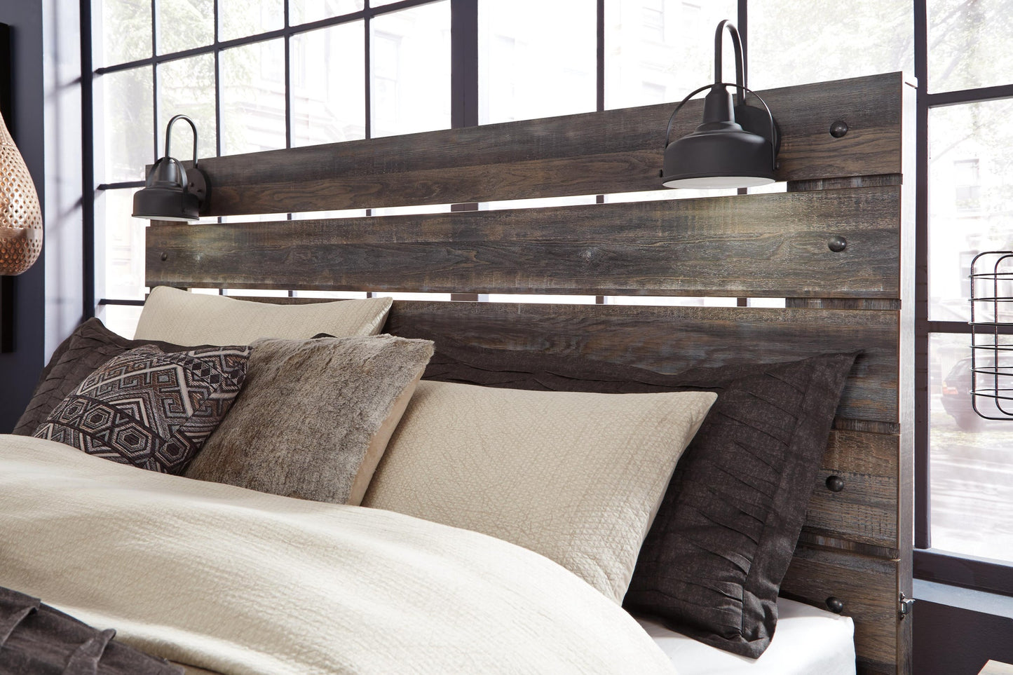 Cama Drystan King con dos cajones de almacenamiento, cómoda con espejo, cómoda y mesita de noche