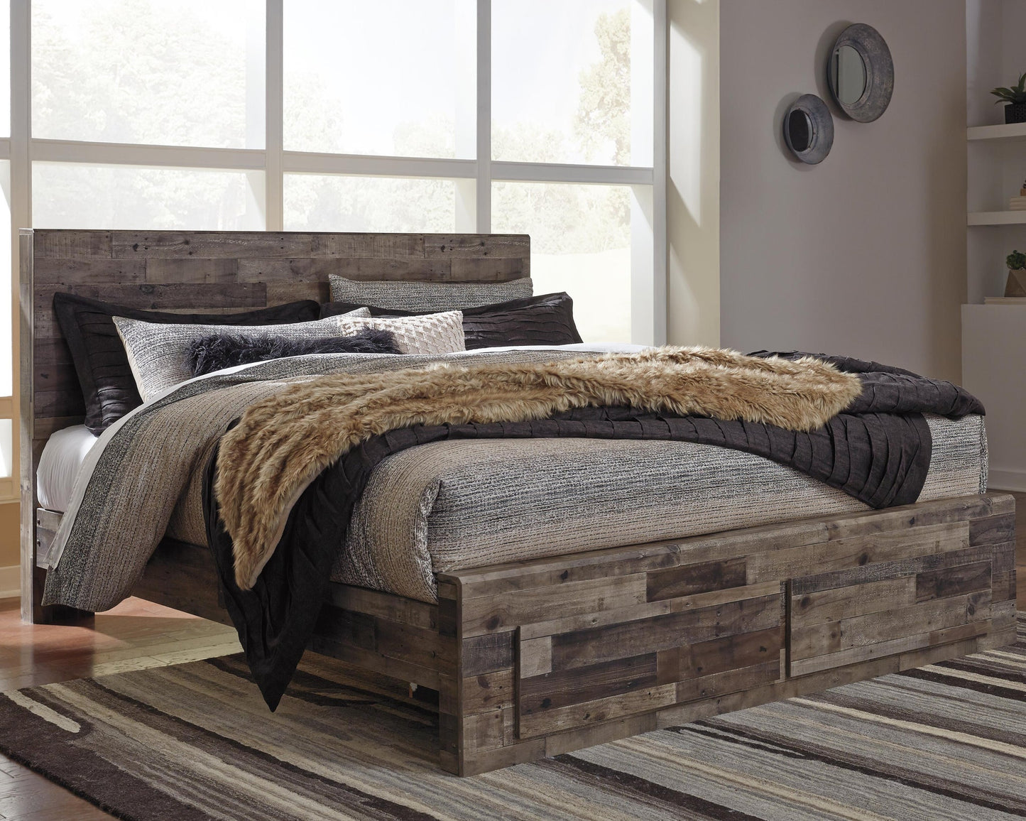 Cama Derekson King con dos cajones y tocador con espejo