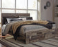 Cama Derekson King con dos cajones de almacenamiento, cómoda con espejo, cómoda y mesita de noche