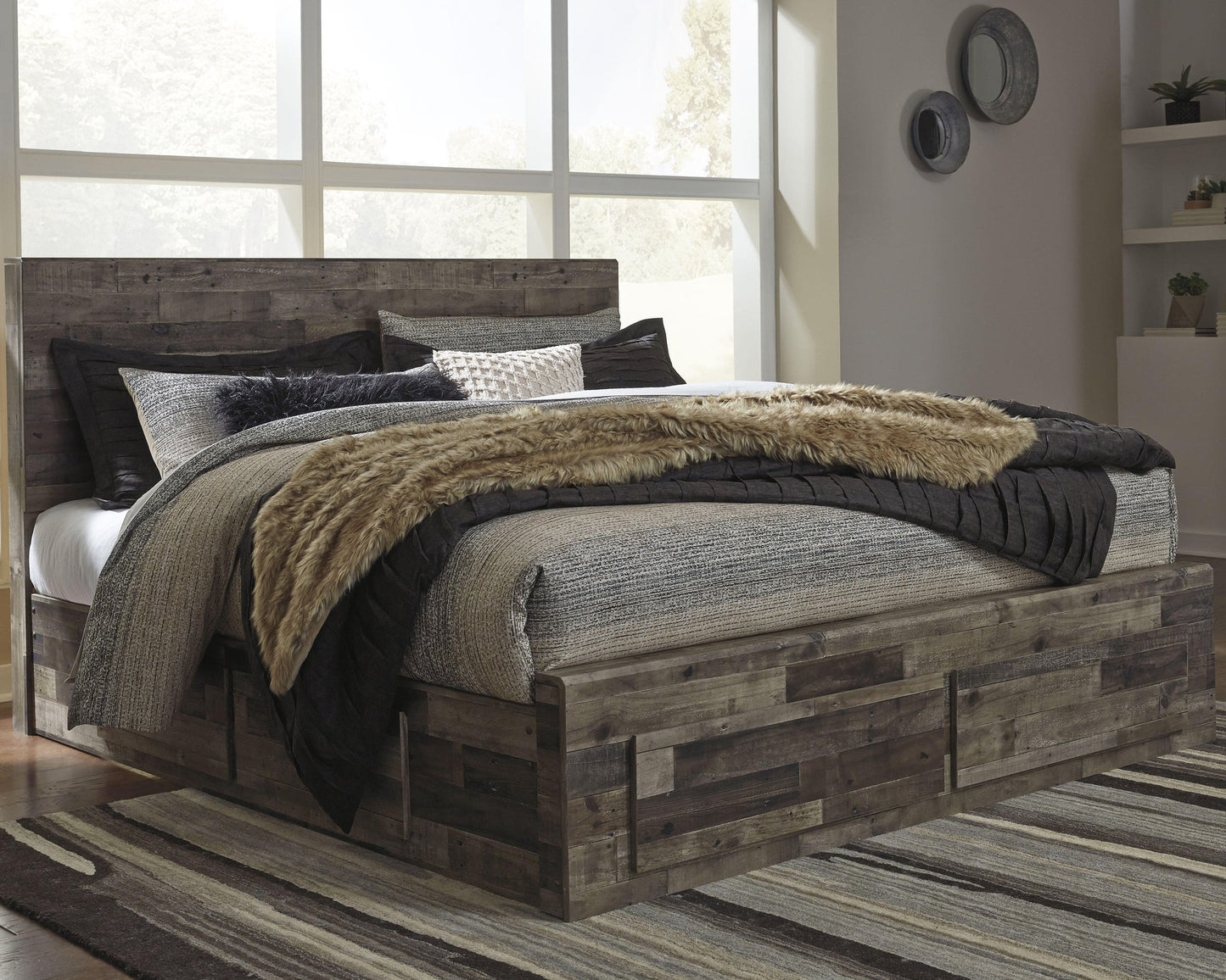 Cama Derekson King con 4 cajones de almacenamiento, cómoda con espejo, cómoda y mesita de noche