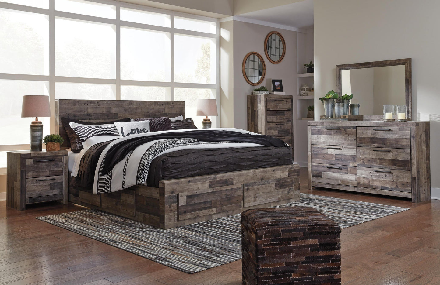Cama Derekson King con 4 cajones de almacenamiento, cómoda con espejo, cómoda y mesita de noche
