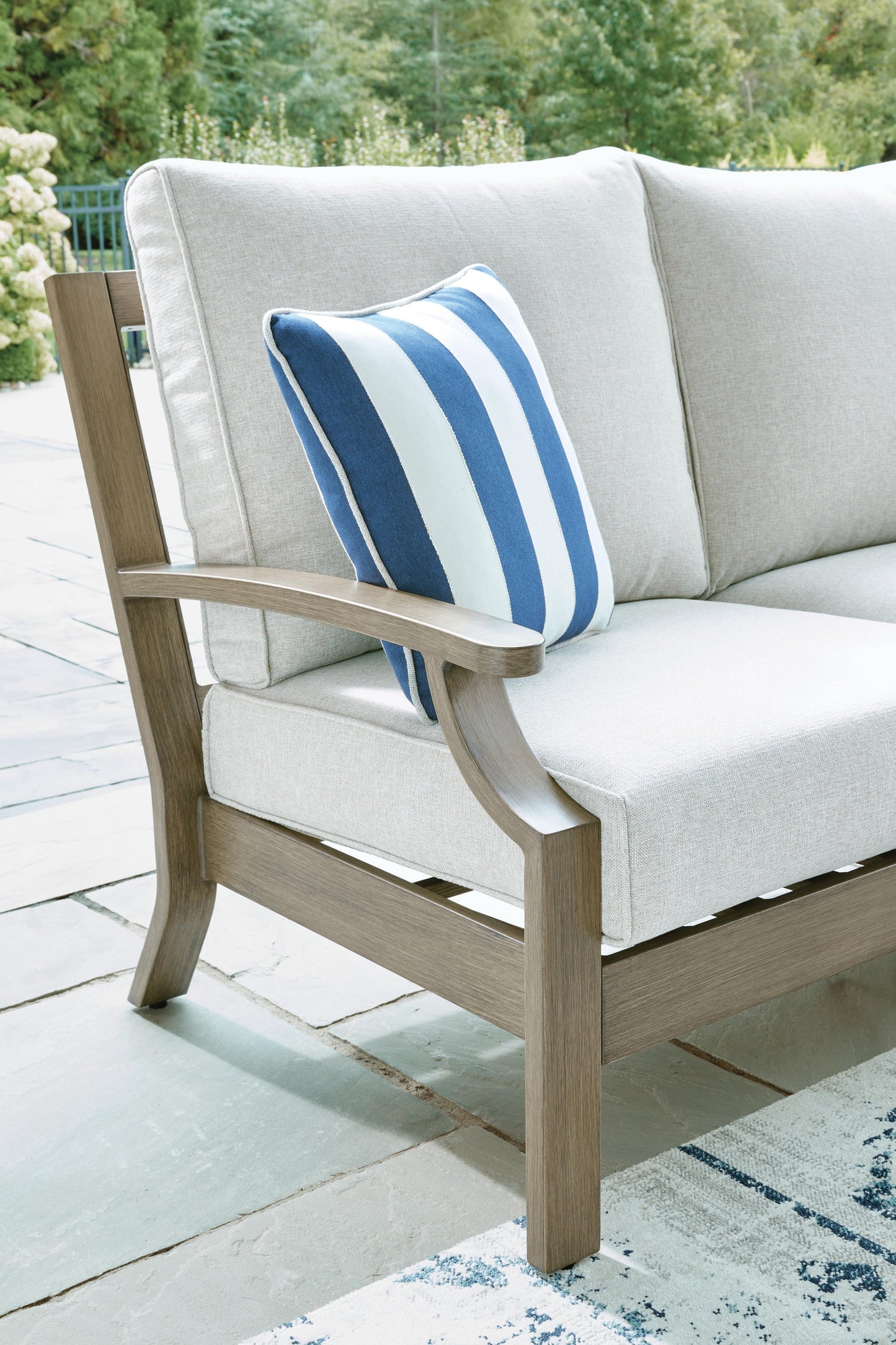 Loveseat Rainier Ranch con cojín